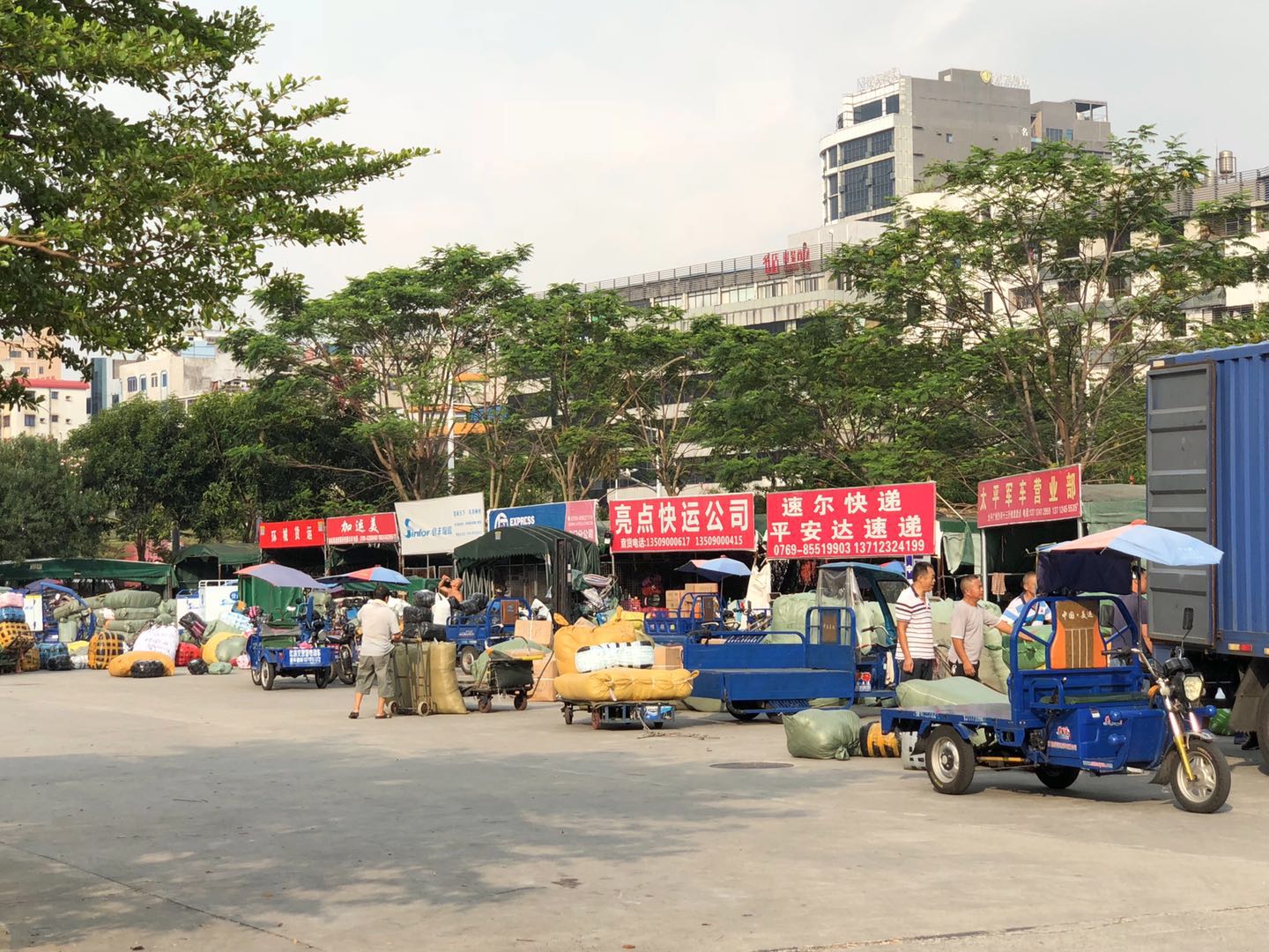 東莞：虎門(mén)最大的服裝批發(fā)市場(chǎng)，富民時(shí)裝城，銷往世界各地