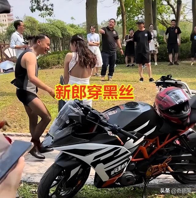 男子穿著黑絲騎機(jī)車迎娶新娘，大長(zhǎng)腿令人矚目，路人眼睛都看直了