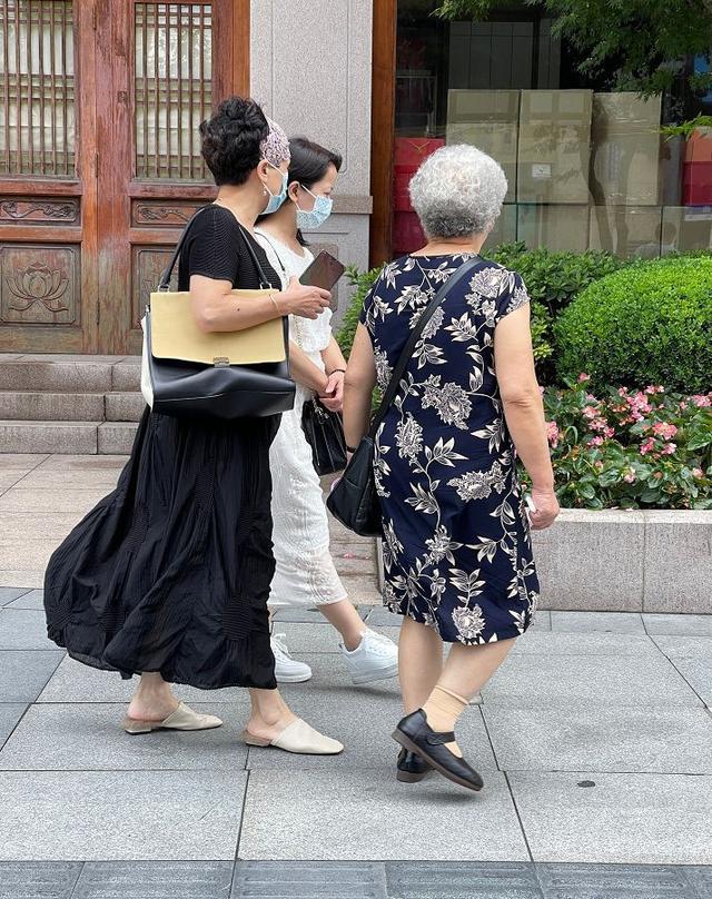 中老年女夏裝連衣裙（中老年女夏裝寬松高檔時(shí)尚）