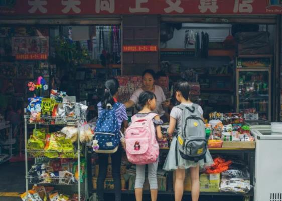 進口零食店進貨渠道在哪里（零食店進貨渠道在哪里做）