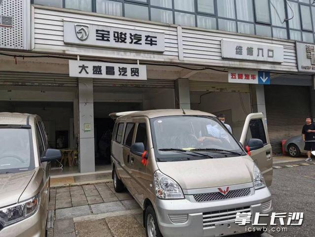 1萬以下庫存面包車新車二手大面包9座多少錢，1萬左右二手9座面包車？