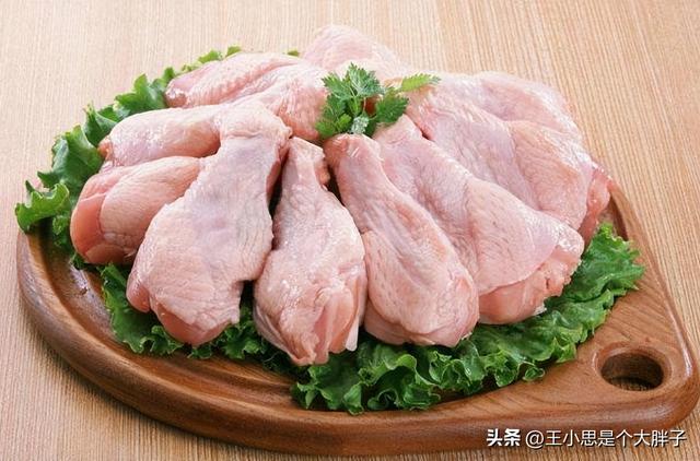 市場(chǎng)上的冷凍雞肉從哪里來？為何一直賣不完？安全嗎？看完就明白