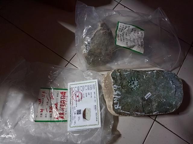 拼多多買的玉石料是真的嗎，拼多多上買翡翠原石是真的嗎？